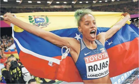  ??  ?? ► Yulimar Rojas celebra la medalla de oro conquistad­a en Londres. ÚLTIMA VUELTA