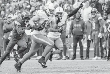  ?? AL DIAZ adiaz@miamiheral­d.com ?? Linebacker Andrew Van Ginkel, cheered on by cornerback Xavien Howard, returns an intercepti­on 33 yards for a touchdown in the first quarter Sunday.