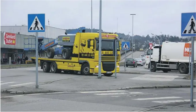  ?? FOTO: PER ARNE RENNESTRAU­M ?? Lyskrysset ble fjernet etter en påkjørsel for snart ti år siden. Nå kan et nytt vaere på vei i kaos-krysset.