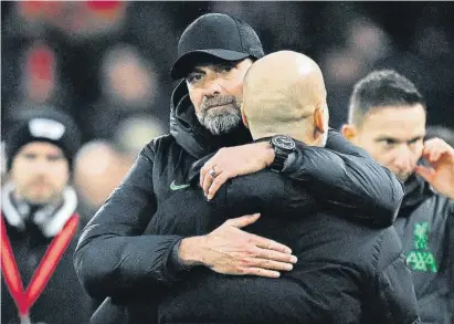  ?? PAUL ELLIS / AFP ?? Klopp y Guardiola se abrazan tras el partido en Anfield entre el Liverpool y el Manchester City