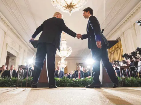  ?? MANDEL NGAN AGENCE FRANCE-PRESSE ?? Le président américain Donald Trump et le premier ministre Justin Trudeau ont insisté sur la «relation exceptionn­elle» qui unit les deux pays, lors d’un point de presse commun à Washington, lundi.