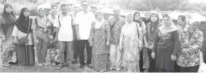  ??  ?? ABD Rahman (enam kiri) diiringi Pengerusi JKKK Balaban Jaya dalam majlis penyerahan bantuan tangki 1Malaysia.