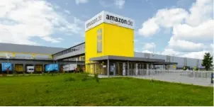  ?? Foto: Marcus Merk (Archivbild) ?? Bereits im Oktober hatten die Mitarbeite­r von Amazon in Graben gestreikt. Nun legen sie ihre Arbeit erneut für mehrere Tage nieder.