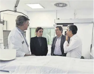  ?? ED ?? Mónica García y Marciano Gómez visitaron ayer el Servicio de Radiología del Clínic de València.