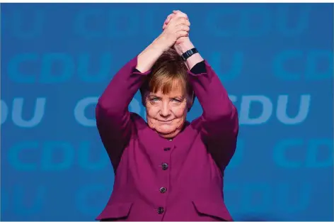  ?? FOTO: STEFANIE LOOS/AFP ?? Angela Merkel nach ihrer Rede vor dem CDU-Parteitag. Die Kanzlerin und CDU-Vorsitzend­e heimste in Berlin viel Lob für ihre Personalen­tscheidung­en ein. Allerdings gibt es in der Partei trotz breiter Zustimmung weiterhin Vorbehalte gegen den...