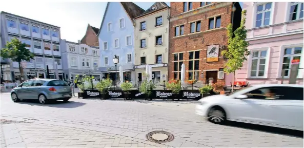  ?? RP-ARCHIVFOTO: ARMIN FISCHER ?? Holz- und Fischmarkt sind von Grund auf saniert und neu gepflaster­t worden. Gegen die Höhe der erhobenen Beiträge haben Anlieger gegen die Stadt geklagt und gewonnen.