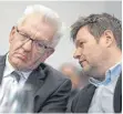  ?? FOTO: IMAGO IMAGES ?? Sind sich nicht immer grün: Winfried Kretschman­n (links) und Parteichef Robert Habeck.