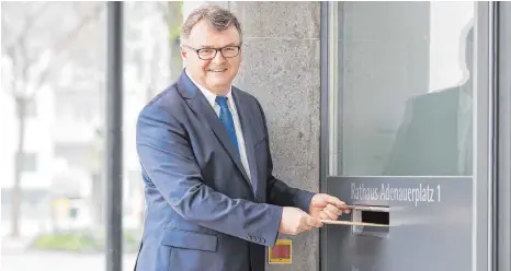  ?? FOTO: JULIAN PAWLOWSKI ?? Samstag kurz nach 10 Uhr: Andreas Brand wirft seine Bewerbungs­unterlagen für die OB-Wahl in den Rathaus-Briefkaste­n.