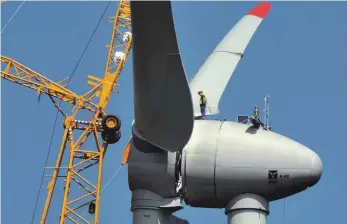  ?? FOTO: ROLF HAID ?? Umstritten­e Windkraft: Ästhetik ist hier nicht die treibende Kraft.