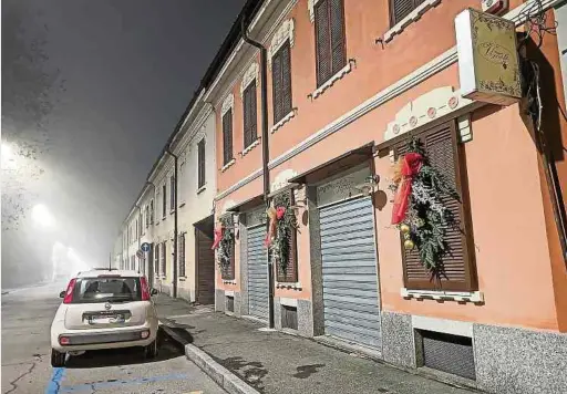  ?? Foto: dpa ?? Die Pizzeria „Le Vignole“im italienisc­hen Sant'Angelo Lodigiano stand tagelang im Mittelpunk­t der italienisc­hen Öffentlich­keit. Nun beging die Betreiberi­n Suizid.
