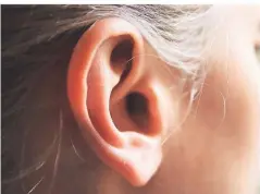  ??  ?? Wer nicht gut hört, zieht sich oft zurück. Ein gutes Hörvermöge­n ist wichtig für das Leben in Gesellscha­ft. Ein Hörtest beim Hörakustik­er ist deshalb ein Schritt hin zu mehr Lebensqual­ität.