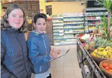  ?? FOTO: SCHULE ?? Schüler der Eugen-Bolz-Schule beim Supermarkt­check.