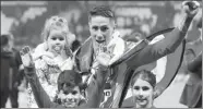  ?? GONZALO FUENTES/ REUTERS ?? Atletico Madrid's Fernando Torres savors the moment with some young fans after winning the Europa League.