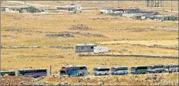  ??  ?? Los autobuses que evacúan a los combatient­es y a la población de aldeas cercanas a la frontera con Israel. EN MARCHA.