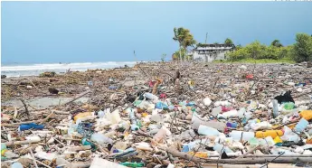  ?? FOTO: EL HERALDO ?? Los desechos que arrastra desde Guatemala el río Motagua se acumulan en el Golfo de Honduras, especialme­nte en las playas de Omoa, Cortés e Islas de la Bahía.