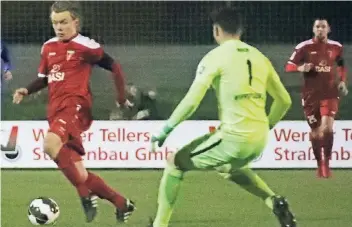  ?? RP-FOTO: NIPKO ?? 31. Minute: Nachdem er von Shpend Hasani steil geschickt worden ist, eilt Beecks Norman Post (l.) auf und davon. Wuppertals Keeper Joshua Mroß stellt sich ihm in den Weg – letztlich mit Erfolg. Danny Fäuster (r.) ist Beobachter.