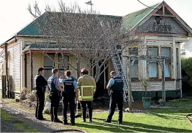  ?? CATHERINE GROENESTEI­N/ STUFF ?? Police and CIB were at the scene of the house fire in Ha¯wera yesterday morning.