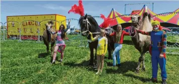  ?? Foto: Anne Eberhard ?? Die Zelte des Zirkus Mulan bei der Feuerwache in Gersthofen stehen schon, am Freitag geht es los. Auf dem Bild von links: Sabrina Köllner und Tochter Samira, Zirkusdire­ktorin Jacqueline Köllner und Clown Leroy.