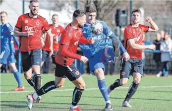  ?? FOTO: ROLF SCHULTES ?? Zweimal patzte der FV Ravensburg (Mi. Philipp Altmann) in der Defensive gegen den 1. Göppinger SV, die Gäste um die starken Gentian Lekaj (li.) und Mergim Neziri (Zweiter v. li.) nutzten das gnadenlos aus.