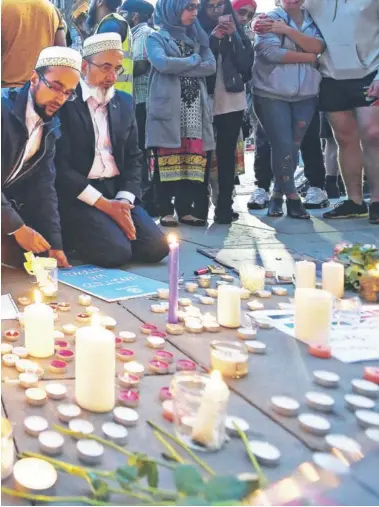  ?? FOTO: EFE ?? Rezo de musulmanes ►► Cientos de personas participan en una vigilia en honor a las víctimas en Manchester.