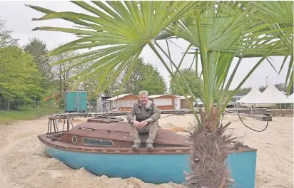  ?? FOTO: LOTHAR BERNS ?? Norbert Lupp ist zufrieden, die Aufbauarbe­iten auf Evita Beach kommen gut voran. Am kommenden Wochenende startet die neue Saison mit dem Tanz in den Mai.