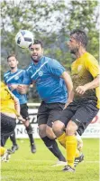  ?? ARCHIVFOTO: MAS ?? Der TSV Blaubeuren (blau) tritt beim Schmiechta­l-Cup 2018 als Titelverte­idiger an. Vor einem Jahr setzte sich der A- Ligist im Finale gegen den TSV Allmending­en durch – beide Vereine treffen am Freitag in der Vorrunde aufeinande­r.