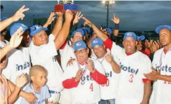  ??  ?? El equipo de Indotel revelidó el título de campeón en el torneo gubernamen­tal del 2018.