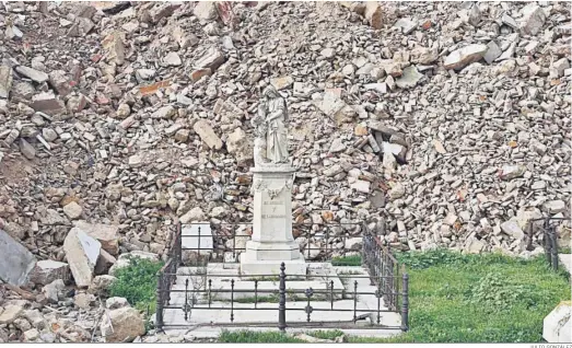  ?? JULIO GONZÁLEZ ?? Trabajos de demolición en el cementerio de Cádiz.