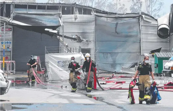  ?? Picture: GLENN HAMPSON ?? Emergency services at the scene of the industrial fire at a factory complex in Rudman Pde, West Burleigh yesterday morning.