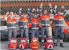  ?? FOTO: SYBILLE GLATZ ?? Auf ins Hochgebirg­e! Ein Teil der Gruppe, die den Schweizer Sanitätern wegen Personalkn­appheit hilft (von links): Udo Blaseg, Stefanie Dölle, Patrick Moll, Christoph Diller und Leonard Voss.