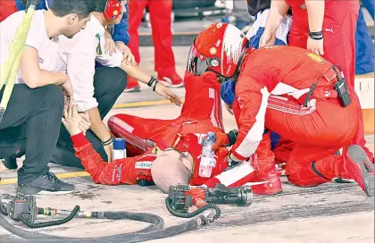  ??  ?? Un mecánico de Ferrari de nombre Francesco es atendido de una fractura en la pierna después de ser atropellad­o por Kimi Raikkonen en los pits durante el Gran Premio de Baréin ■ Foto Ap