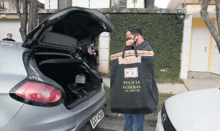  ?? FELIPE RAU/ESTADÃO-3/07/2020 ?? Lava Jato. Policial federal durante operação em São Paulo; procurador aponta ‘violação grave’ ao princípio de isonomia