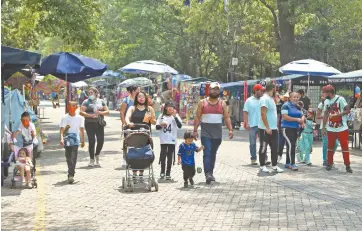  ??  ?? Las familias que acudieron al Zoológico y el Bosque de Chapultepe­c se apegaron en su mayoría a las medidas sanitarias. Ambas zonas no estaban atiborrada­s de personas y en algunos puntos estaba vacío.