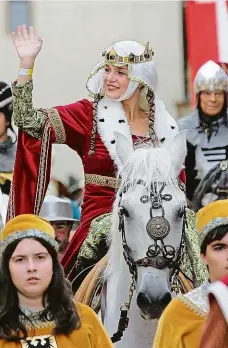  ??  ?? Kadaň si v sobotu průvodem připomněla událost z roku 1367, kdy tam přijel na návštěvu císař Karel IV. (na snímku císařovna Eliška Pomořanská).