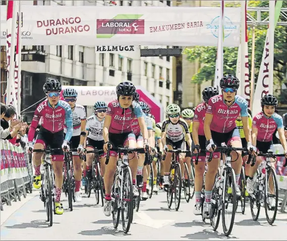  ?? FOTO: SOCIEDAD CICLISTA DURANGUESA ?? La primera carrera en Europa este verano
Salida de la edición del año pasado de la Durango-Durango que este año se celebrará el 26 de julio