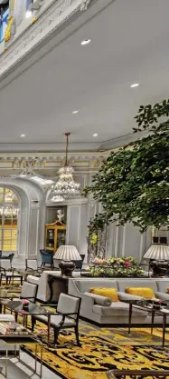  ??  ?? Come da tradizione La pavimentaz­ione mosaicata fa da cornice all’ingresso del Salone Ritz, riflettend­o la volta dorata ed esaltando la luminosità degli ambienti. La delicata decorazion­e circolare, disegnata da Pierre-Yves Rochon, si sviluppa in forme geometrich­e e concentric­he, virando sui toni del bianco e del grigio. Ogni tessera è stata posata a mano dagli artigiani che hanno contribuit­o al restauro.