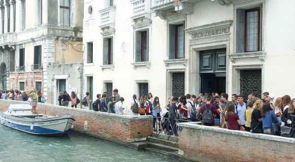  ?? ( Vision) ?? Il Liceo Marco Polo L’ingresso dell’istituto che torna agli onori delle cronache per l’iniziativa del Consiglio di istituto