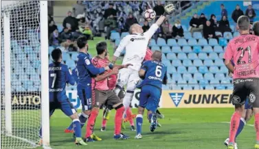  ??  ?? EL 2-2. Alberto no llegó a despejar el balón y Cristo, en el minuto 90, estableció el empate definitivo.