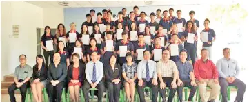  ??  ?? Institut Sinaran A-Level Programme lecturers and students with their AS and A2 November 2018 results. Also seen are Michael Chin Hin Chee (seated, fifth from left) and CEO Marie Yong (sixth left)