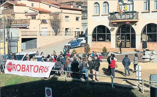  ?? C.B. ?? Dosrius, Vecinos de Dosrius protestan ante el Ayuntamien­to por la inacción ante la oleada de robos en viviendas