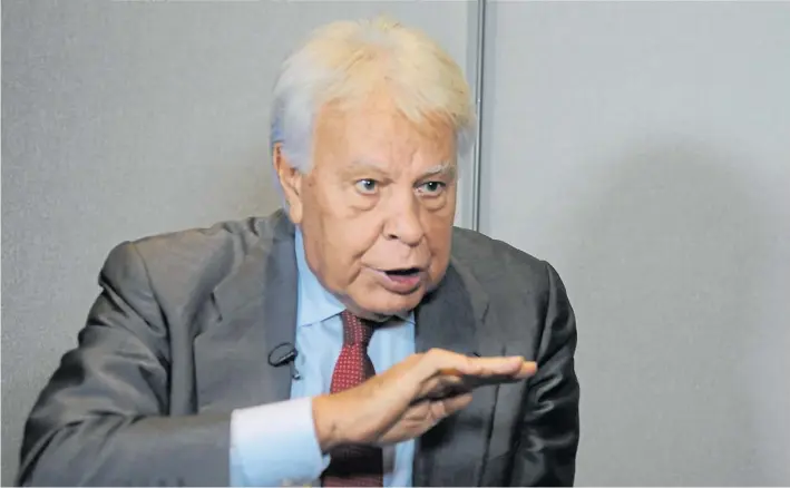  ?? DIEGO DÍAZ ?? Severo. El ex presidente Felipe González durante la entrevista con Clarín en Buenos Aires. Su partido socialista se alineó con el PP de Rajoy para enfrentar la crisis catalana.