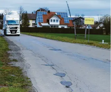  ?? Foto: Reinhard Stegen ?? Wer von Amberg Richtung Wiedergelt­ingen unterwegs ist, muss sich auf eine holprige Fahrt einstellen. Deshalb hat sich der Ge‰ meinderat Amberg jetzt entschiede­n, den Ausbau der Verbindung­sstraße anzupacken.