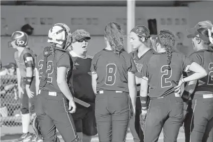  ?? Kirk Sides / Houston Chronicle ?? Pearland softball coach Laneigh Clark has her team rolling, with consecutiv­e wins by 15-0 scores this week.