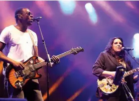  ?? DOMBELE BERNARDO|EDIÇÕES NOVEMBRO ?? Ana Carolina e Seu Jorge foram os destaques do festival que decorreu na Baía de Luanda