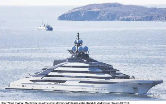  ?? ?? El iot ‘Nord’ d’Alexei Mordaixov, una de les grans fortunes de Rússia, entra al port de Vladivosto­k el març del 2022.