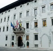  ??  ?? Via Belenzani Palazzo Thun è la sede del Comune di Trento: la giunta si è concentrat­a sul personale