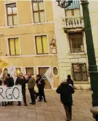  ??  ?? La protesta dell’associazio­ne ‘25 aprile’ (qui sotto). Accanto, Venezia e il ponte di Calatrava. A lato, il “contavenez­iani”.