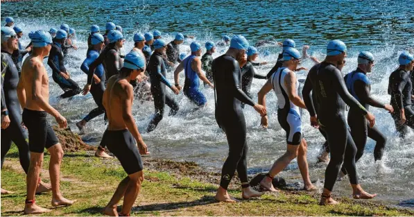  ?? Fotos: Karl Aumiller ?? So viele Teilnehmer gab es noch nie beim Triathlon in Lauingen – mehr als 530 Starter schwammen durch den Auwaldsee, rannen durch Lauingens Innenstadt und radelten um die Wette.