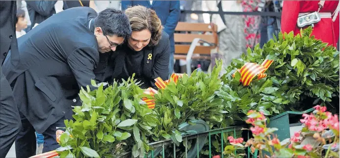  ?? EFE / MARTA PÉREZ ?? municipal Gerardo Pisarello, primer tinent d’alcalde de l’Ajuntament de Barcelona, i l’alcaldessa Ada Colau, en l’ofrena floral al monument a Rafael Casanova.