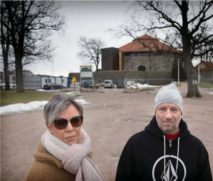  ??  ?? Elisabeth Oliegreen og sønnen Terje Oliegreen Rødde på tur i Strandprom­enaden. De synes heisbygget passer dårlig sammen med Festningen.